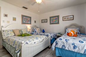 Seafari - Pet Friendly! Quiet Area Mere Feet To The Beach - Beach Side