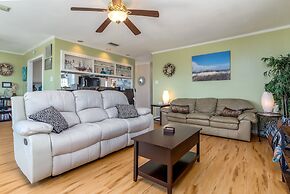 Seafari - Pet Friendly! Quiet Area Mere Feet To The Beach - Beach Side