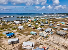 Seafari - Pet Friendly! Quiet Area Mere Feet To The Beach - Beach Side