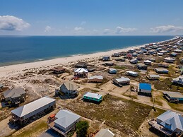 Seafari - Pet Friendly! Quiet Area Mere Feet To The Beach - Beach Side