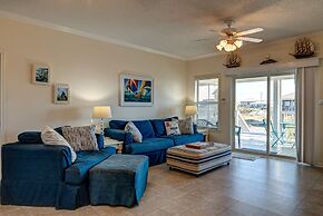 Waters Edge - Private Dock! Only Two Blocks From The Bay Or The Gulf! 