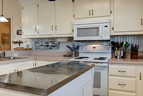 Waters Edge - Private Dock! Only Two Blocks From The Bay Or The Gulf! 