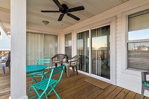 Waters Edge - Private Dock! Only Two Blocks From The Bay Or The Gulf! 