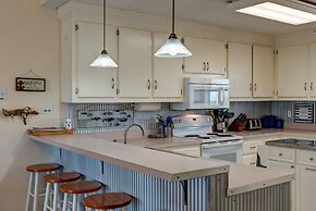 Waters Edge - Private Dock! Only Two Blocks From The Bay Or The Gulf! 