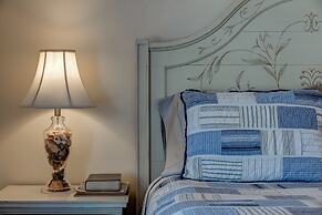 Waters Edge - Private Dock! Only Two Blocks From The Bay Or The Gulf! 