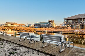 Waters Edge - Private Dock! Only Two Blocks From The Bay Or The Gulf! 