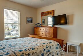 Waters Edge - Private Dock! Only Two Blocks From The Bay Or The Gulf! 