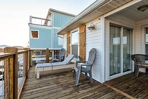 Waters Edge - Private Dock! Only Two Blocks From The Bay Or The Gulf! 