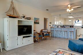 Waters Edge - Private Dock! Only Two Blocks From The Bay Or The Gulf! 