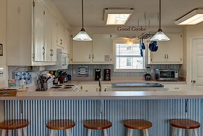 Waters Edge - Private Dock! Only Two Blocks From The Bay Or The Gulf! 