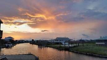 Waters Edge - Private Dock! Only Two Blocks From The Bay Or The Gulf! 