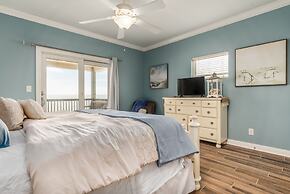 Surf's Up - Beautiful Outdoor Space As Well As A Large Open Floor Plan