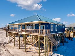 Surf's Up - Beautiful Outdoor Space As Well As A Large Open Floor Plan