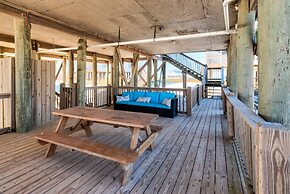 Surf's Up - Beautiful Outdoor Space As Well As A Large Open Floor Plan