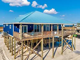 Surf's Up - Beautiful Outdoor Space As Well As A Large Open Floor Plan