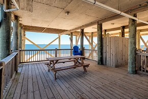 Surf's Up - Beautiful Outdoor Space As Well As A Large Open Floor Plan