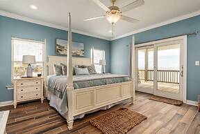 Surf's Up - Beautiful Outdoor Space As Well As A Large Open Floor Plan