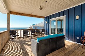 Surf's Up - Beautiful Outdoor Space As Well As A Large Open Floor Plan