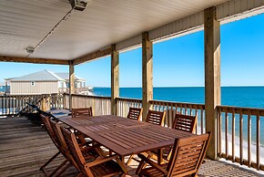 Surf's Up - Beautiful Outdoor Space As Well As A Large Open Floor Plan