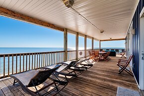 Surf's Up - Beautiful Outdoor Space As Well As A Large Open Floor Plan