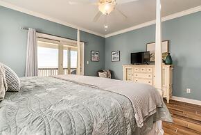 Surf's Up - Beautiful Outdoor Space As Well As A Large Open Floor Plan