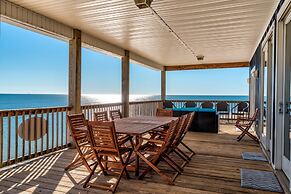 Surf's Up - Beautiful Outdoor Space As Well As A Large Open Floor Plan