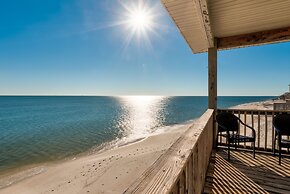 Surf's Up - Beautiful Outdoor Space As Well As A Large Open Floor Plan