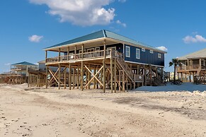 Surf's Up - Beautiful Outdoor Space As Well As A Large Open Floor Plan