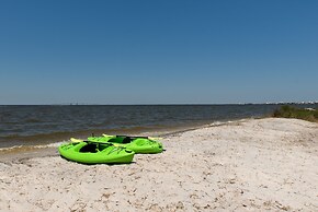 Blue Oasis - Private Backyard Beach - Pool, Hammocks, Kayaks, Even Cra