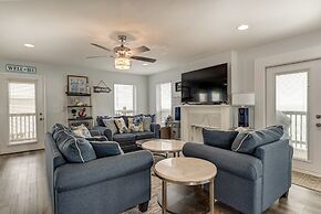 Strand Castle - Gulf Front! An Ideal Layout With Game Room, Small Priv