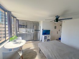 Hawaiian Monarch 1804 Condo by RedAwning