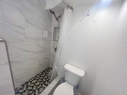 Hawaiian Monarch 1804 Condo by RedAwning