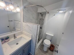 Hawaiian Monarch 1804 Condo by RedAwning