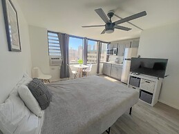 Hawaiian Monarch 1804 Condo by RedAwning