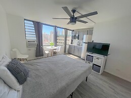 Hawaiian Monarch 1804 Condo by RedAwning