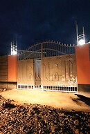 Stay.Plus Ebony Mara House