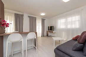 Apartments & Rooms Pool Villas Maris B