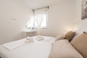 Apartments & Rooms Pool Villas Maris B