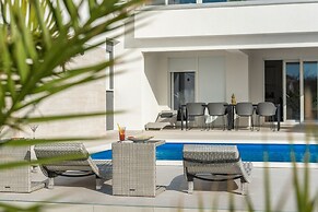 Apartments & Rooms Pool Villas Maris B