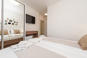 Apartments & Rooms Pool Villas Maris B