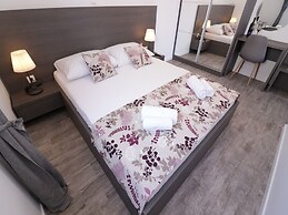 Apartments & Rooms Danivan Pool Villas B