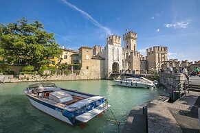 Lella Apartment Front Beach Garda Lake