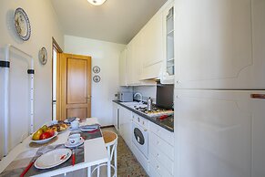 Lella Apartment Front Beach Garda Lake