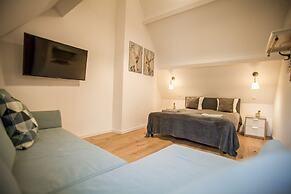 Luxury Suites Riverside Residence