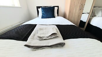 Salford Ark Comfort Stays Near Trafford Centre