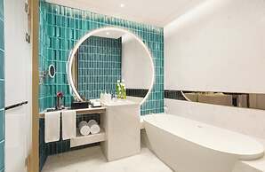 Hualuxe Shanghai Changfeng Park