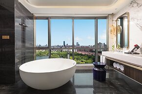 Hualuxe Shanghai Changfeng Park