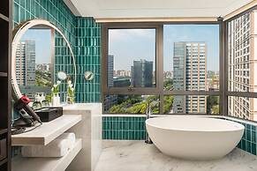 Hualuxe Shanghai Changfeng Park