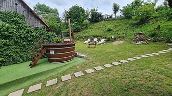 House of Rei With Hot Tube