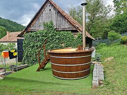 House of Rei With Hot Tube